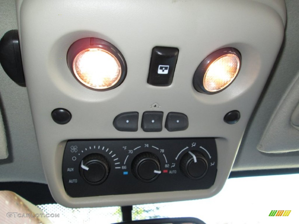 2004 Chevrolet Tahoe LT 4x4 Controls Photo #73812948