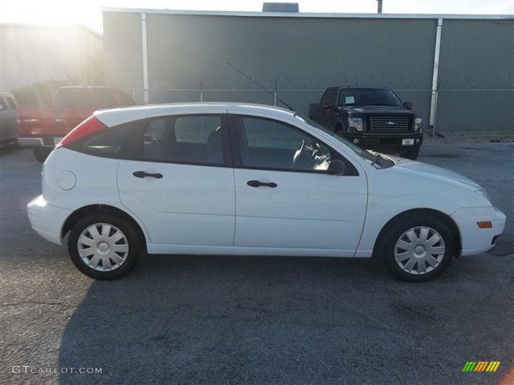 2005 Focus ZX5 S Hatchback - Cloud 9 White / Dark Flint/Light Flint photo #2