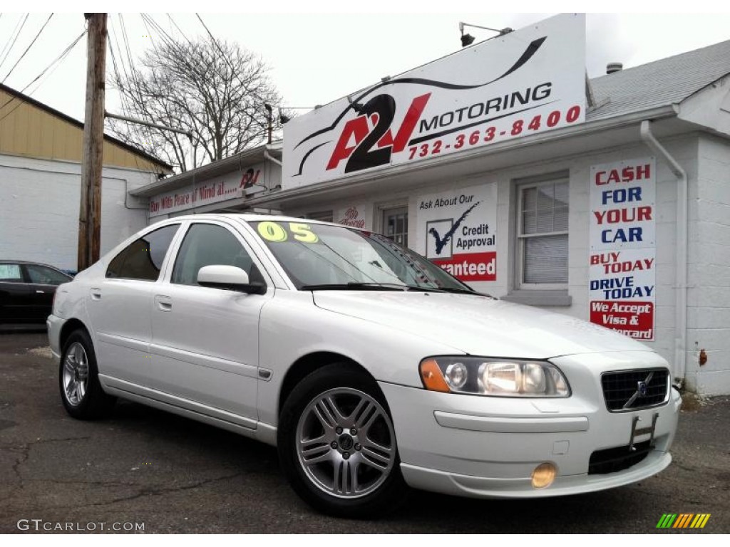 2005 S60 2.5T - Ice White / Taupe photo #1
