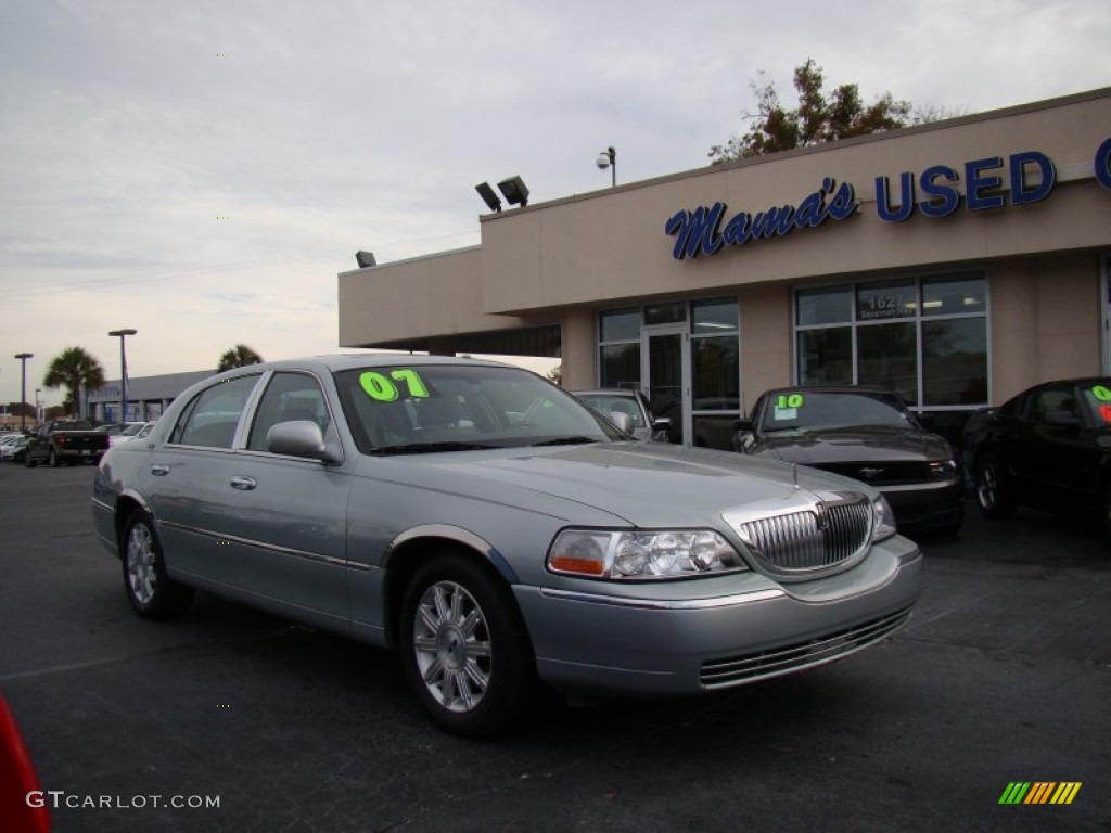 2007 Town Car Signature Limited - Satellite Silver Metallic / Medium Light Stone photo #2