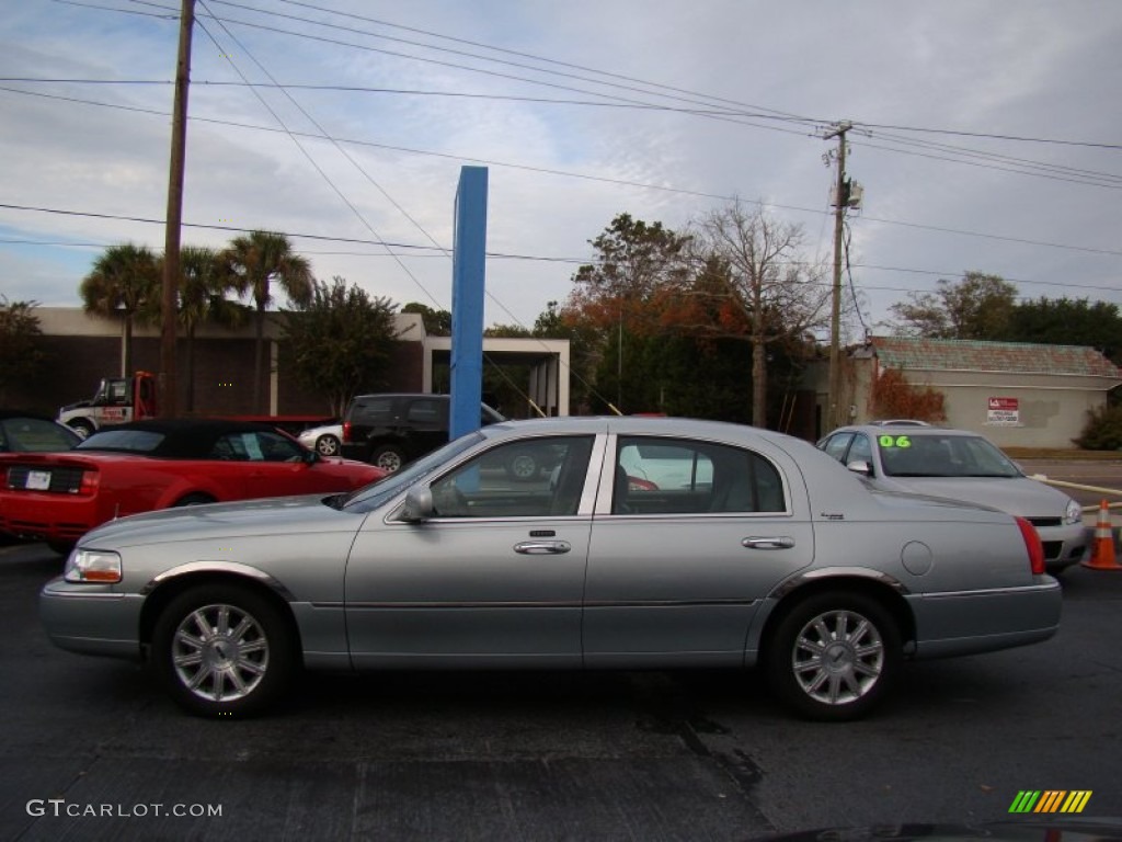 2007 Town Car Signature Limited - Satellite Silver Metallic / Medium Light Stone photo #5