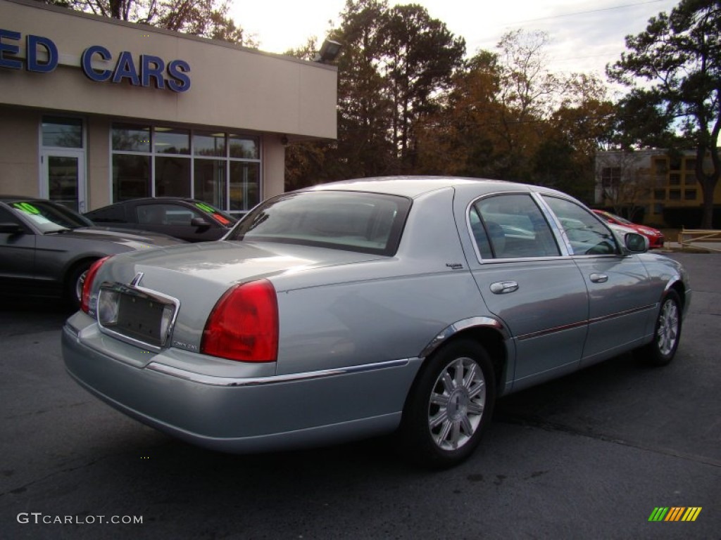 2007 Town Car Signature Limited - Satellite Silver Metallic / Medium Light Stone photo #8