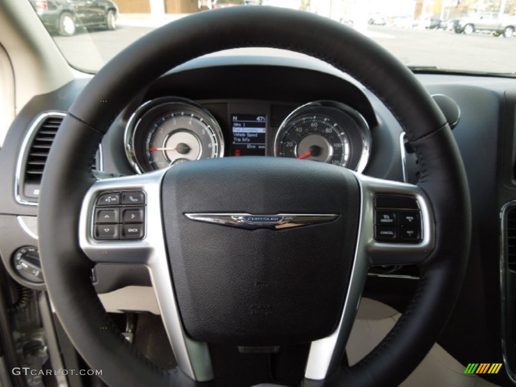 2013 Chrysler Town & Country Touring - L Steering Wheel Photos