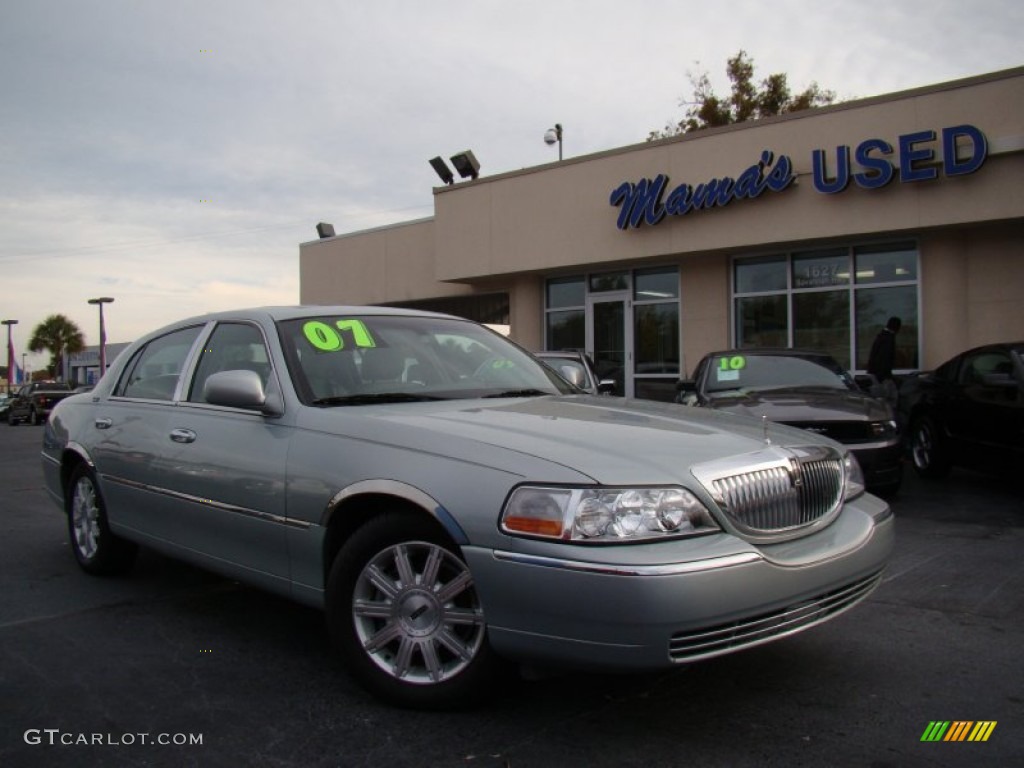 2007 Town Car Signature Limited - Satellite Silver Metallic / Medium Light Stone photo #22