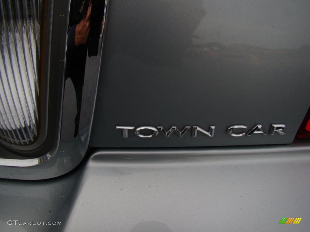 2007 Town Car Signature Limited - Satellite Silver Metallic / Medium Light Stone photo #28