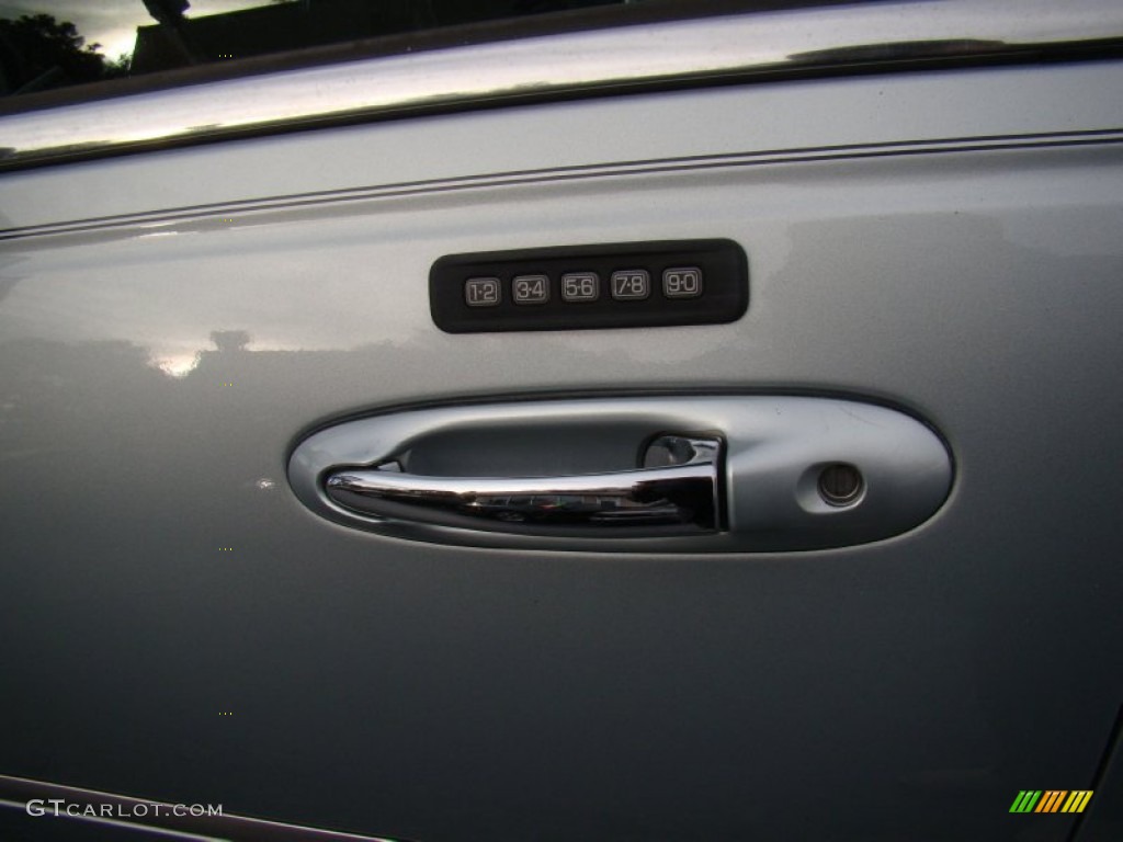 2007 Town Car Signature Limited - Satellite Silver Metallic / Medium Light Stone photo #30
