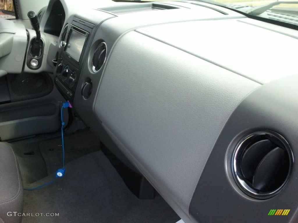 2006 F150 XLT SuperCrew - Black / Medium/Dark Flint photo #12