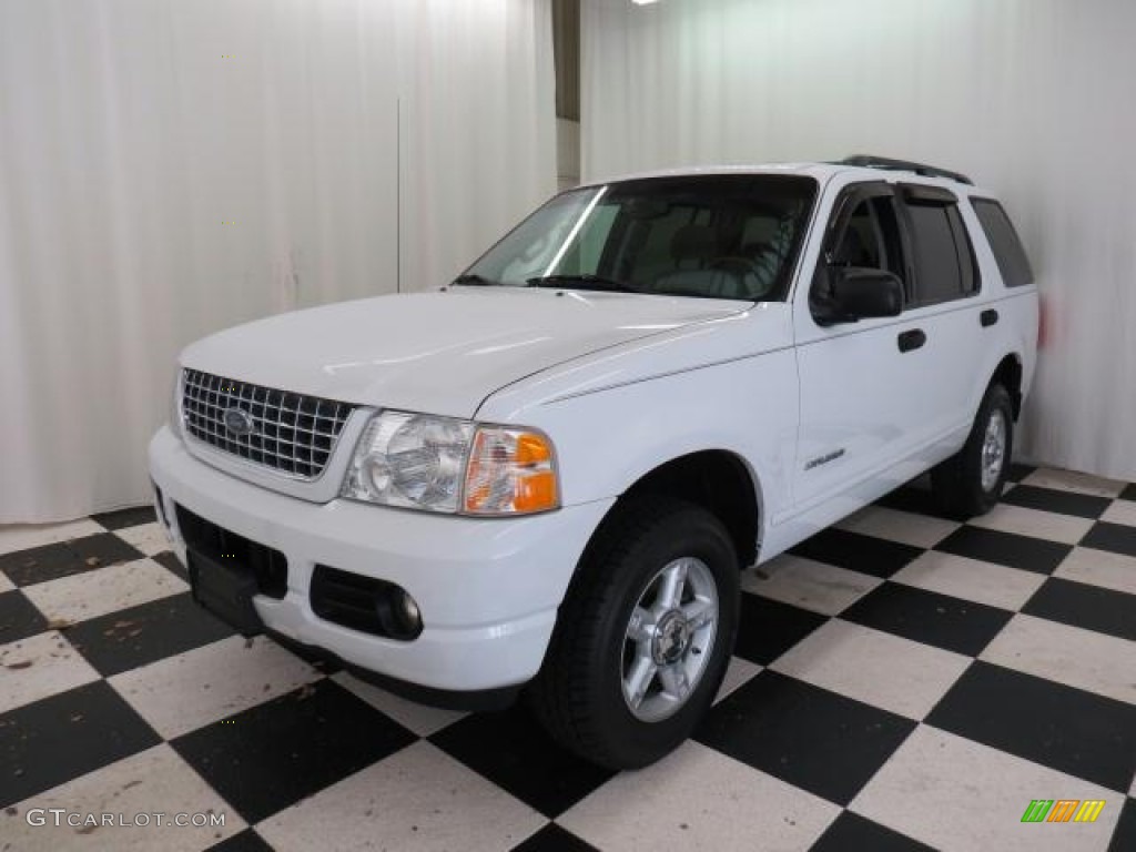 2004 Explorer XLT 4x4 - Oxford White / Graphite photo #3