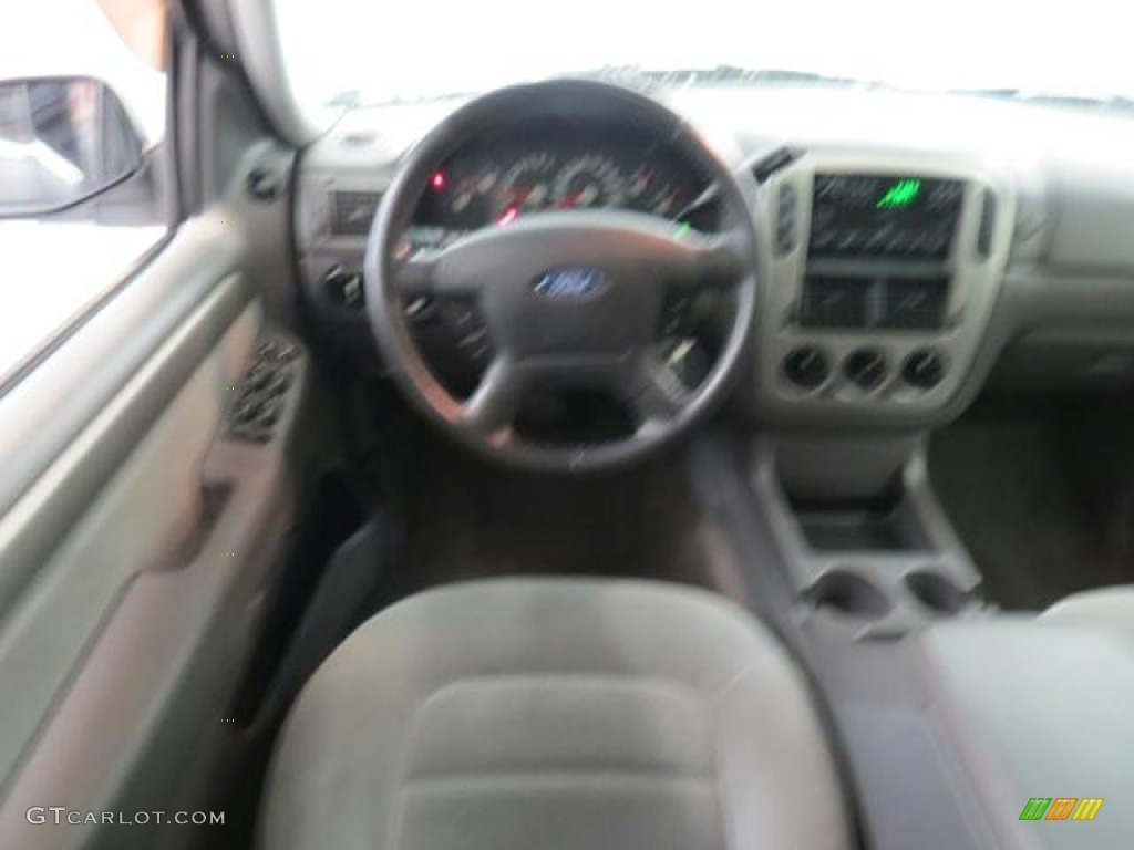 2004 Explorer XLT 4x4 - Oxford White / Graphite photo #5