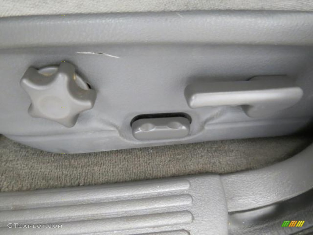 2004 Explorer XLT 4x4 - Oxford White / Graphite photo #10
