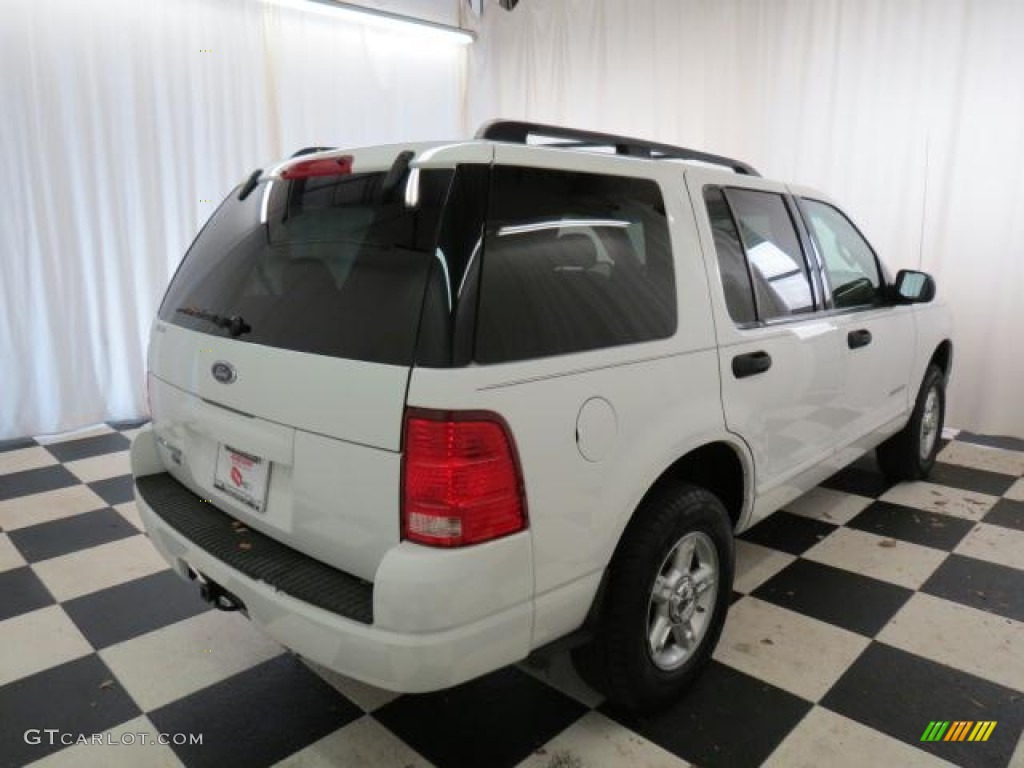 2004 Explorer XLT 4x4 - Oxford White / Graphite photo #30