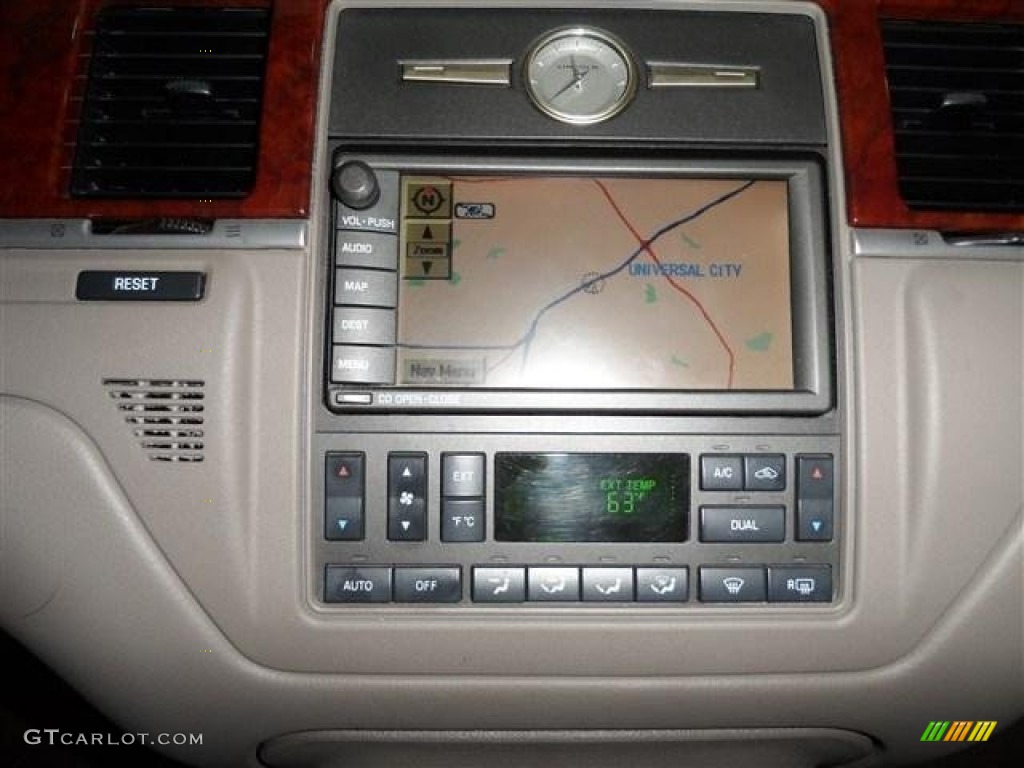 2004 Lincoln Town Car Ultimate L Navigation Photos