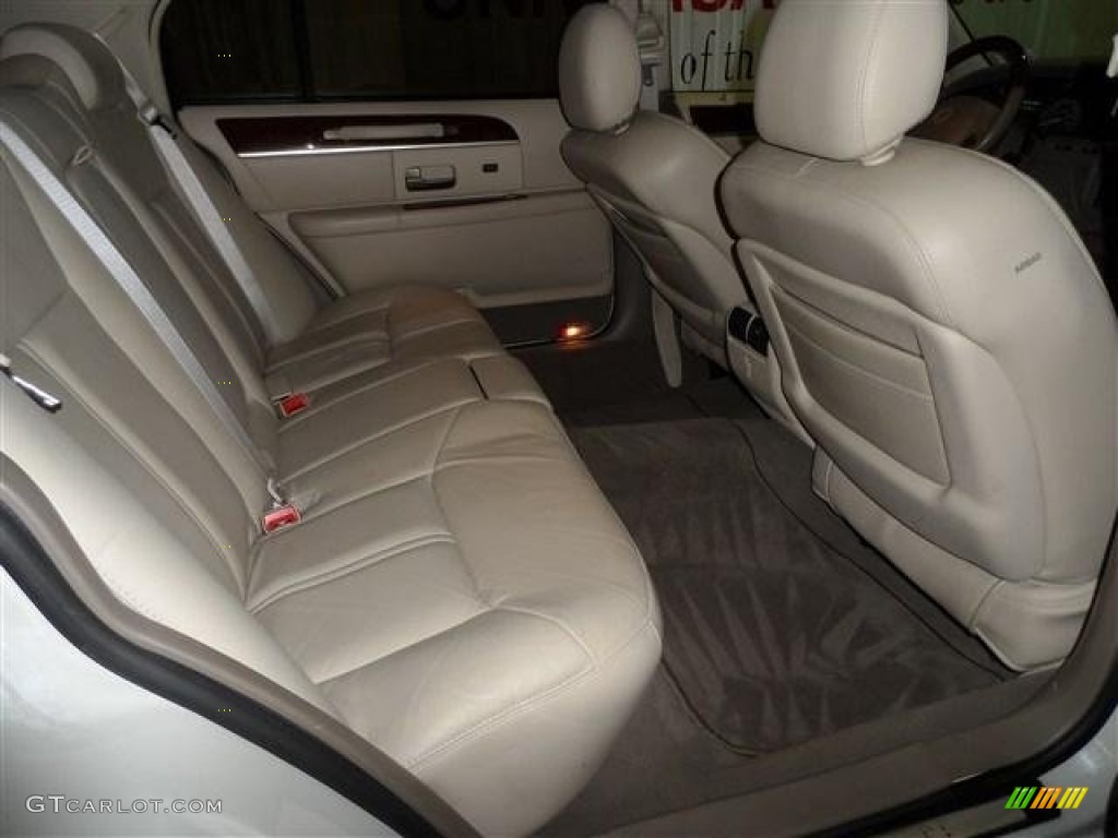 2004 Lincoln Town Car Ultimate L Rear Seat Photo #73876840