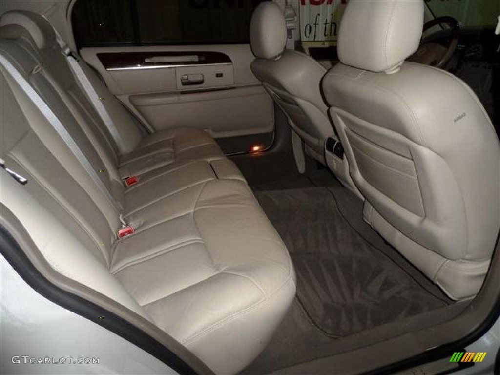Medium Dark Parchment/Light Parchment Interior 2004 Lincoln Town Car Ultimate L Photo #73876840