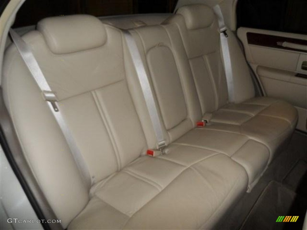 2004 Lincoln Town Car Ultimate L Rear Seat Photo #73876853