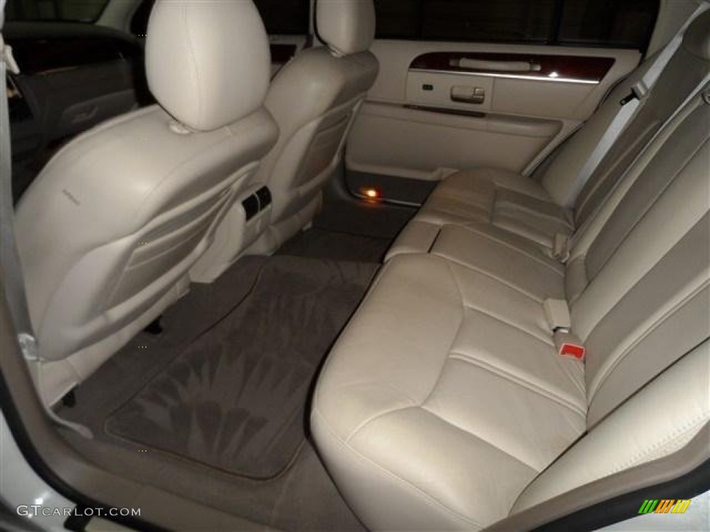 2004 Lincoln Town Car Ultimate L Rear Seat Photo #73876862