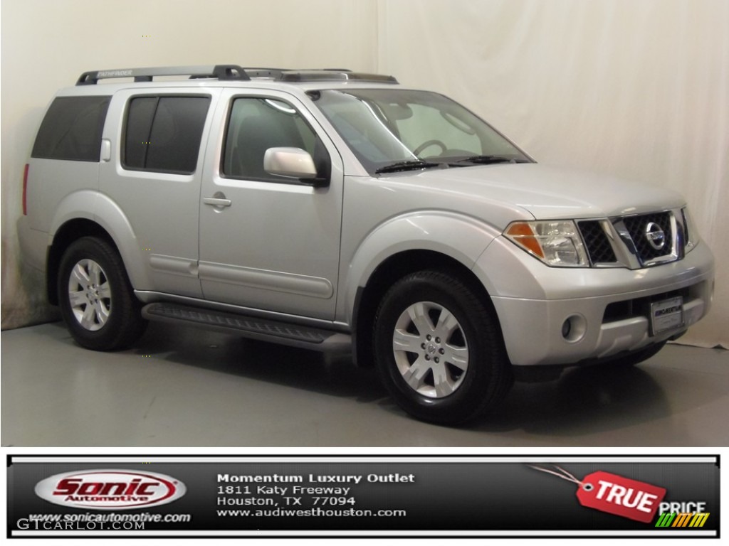 Silver Lightning Metallic Nissan Pathfinder