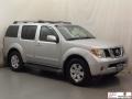 2005 Silver Lightning Metallic Nissan Pathfinder LE  photo #3