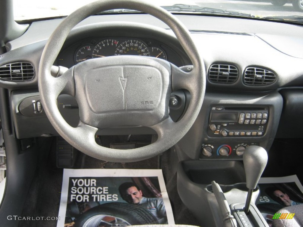 2002 Sunfire SE Coupe - Arctic White / Graphite photo #4