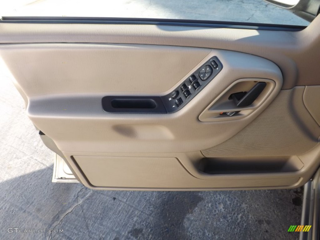 2004 Grand Cherokee Laredo - Light Khaki Metallic / Taupe photo #12