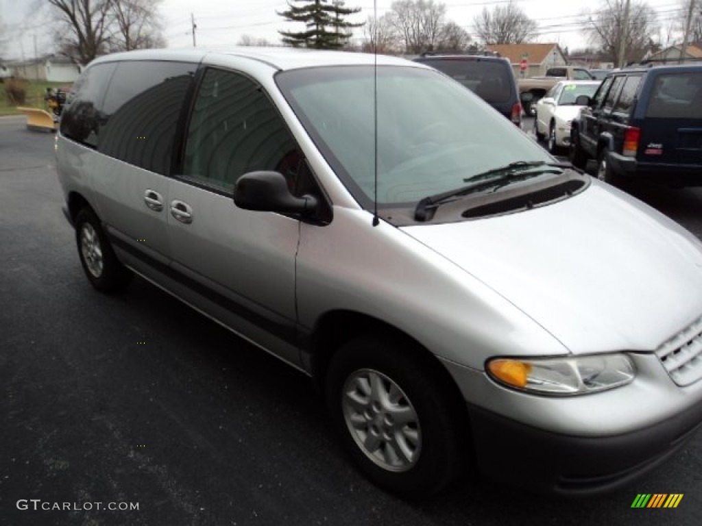 2000 Voyager SE - Bright Silver Metallic / Mist Gray photo #3