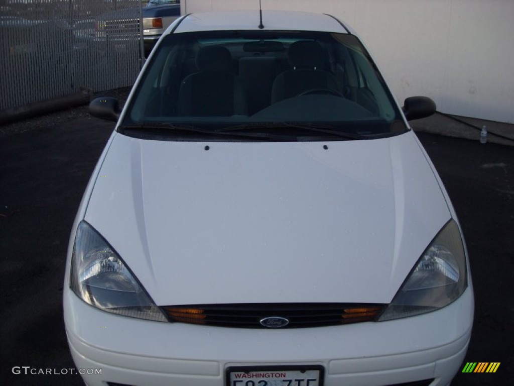 2004 Focus SE Sedan - Cloud 9 White / Medium Graphite photo #4
