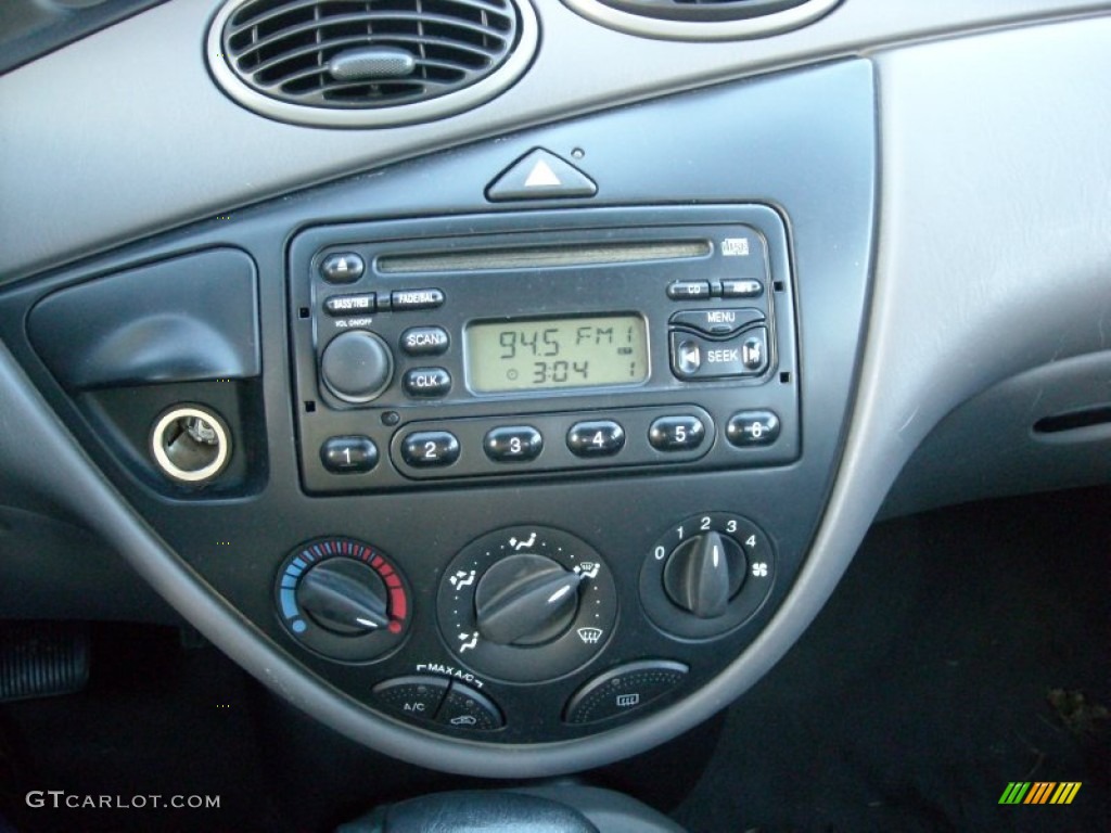 2004 Focus SE Sedan - Cloud 9 White / Medium Graphite photo #10