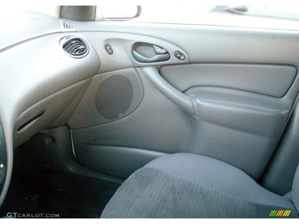 2004 Focus SE Sedan - Cloud 9 White / Medium Graphite photo #11