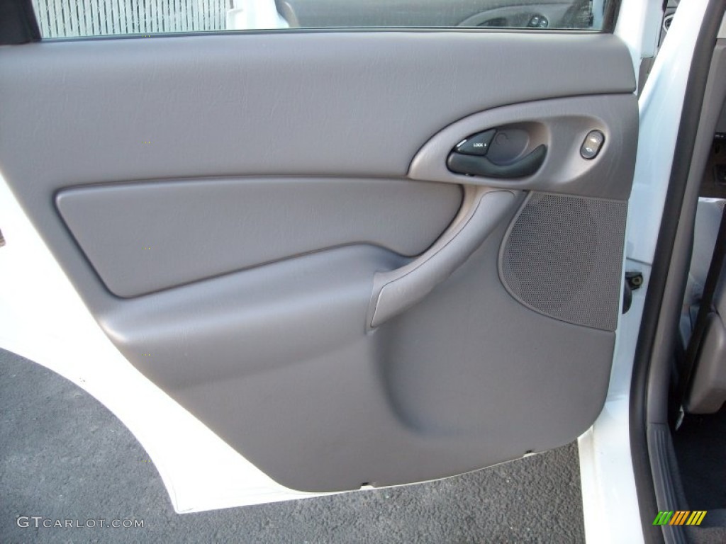 2004 Focus SE Sedan - Cloud 9 White / Medium Graphite photo #14