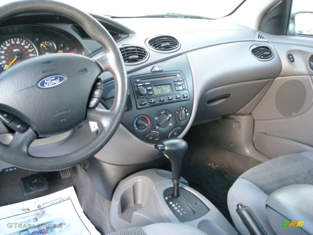 2004 Focus SE Sedan - Cloud 9 White / Medium Graphite photo #15