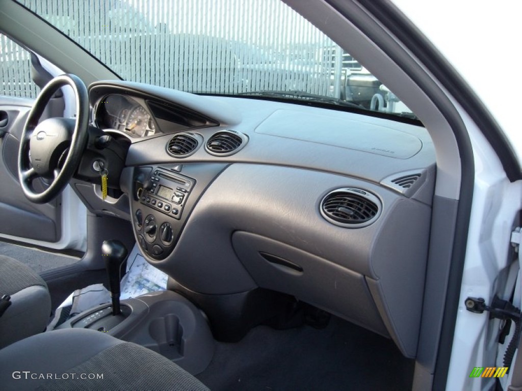 2004 Focus SE Sedan - Cloud 9 White / Medium Graphite photo #18