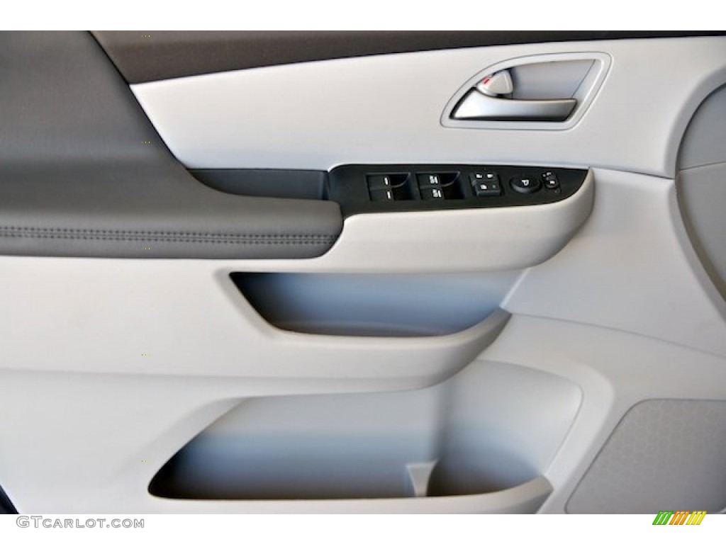 2013 Honda Odyssey LX Gray Door Panel Photo #73912742