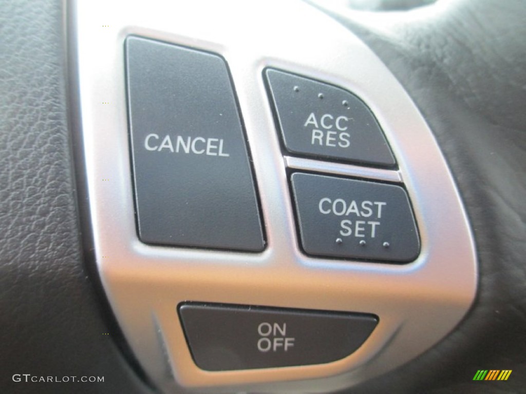 2013 Mitsubishi Outlander SE Controls Photo #73913164
