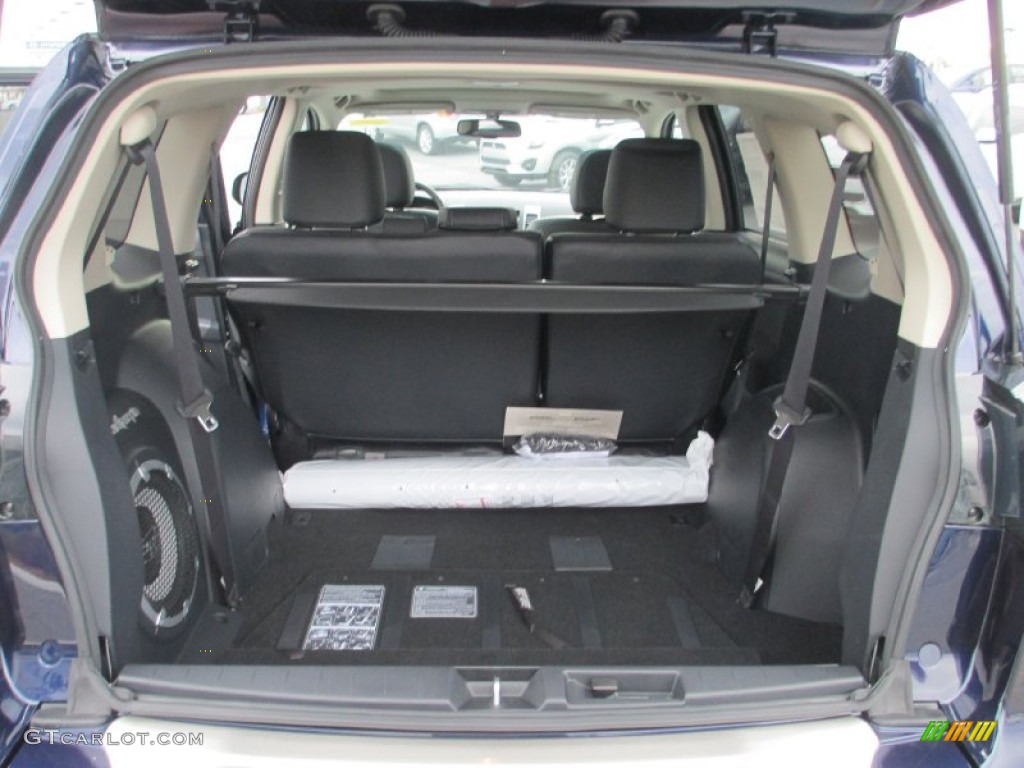 2013 Mitsubishi Outlander SE Trunk Photos