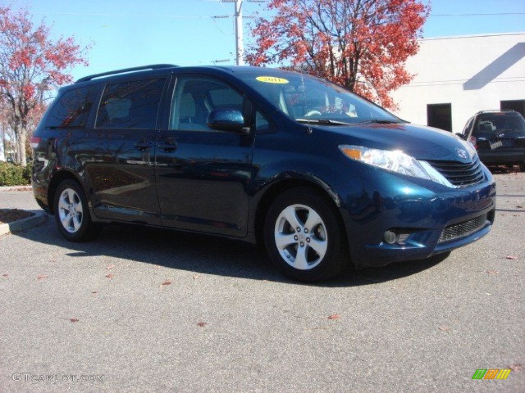 2011 Sienna LE - South Pacific Blue Pearl / Light Gray photo #2