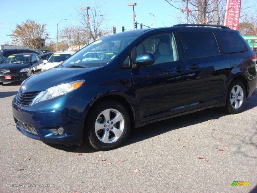 2011 Sienna LE - South Pacific Blue Pearl / Light Gray photo #7