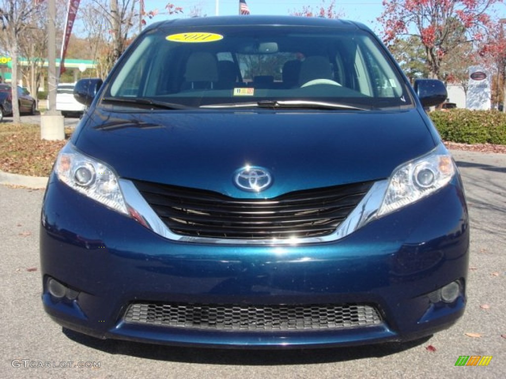 2011 Sienna LE - South Pacific Blue Pearl / Light Gray photo #9
