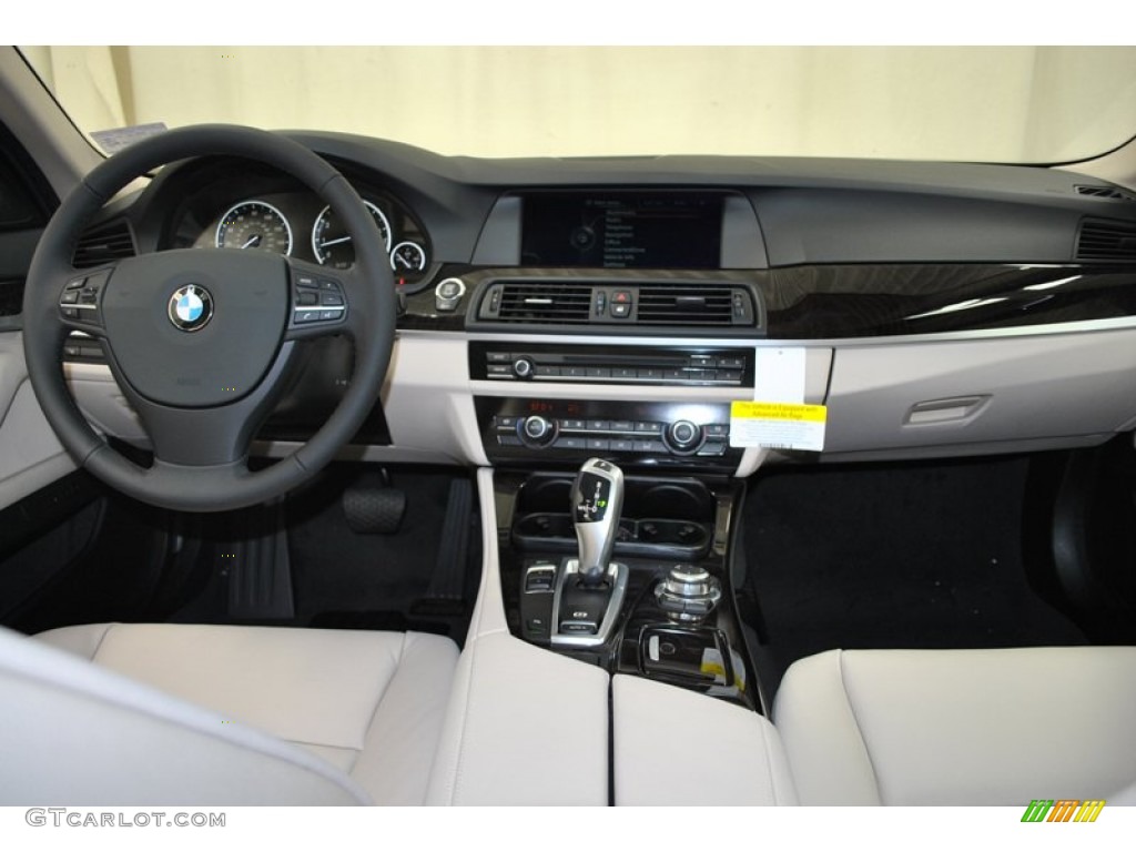 2013 BMW 5 Series 528i Sedan Oyster/Black Dashboard Photo #73938263