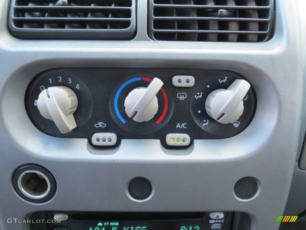 2002 Nissan Xterra SE V6 Controls Photo #73954859