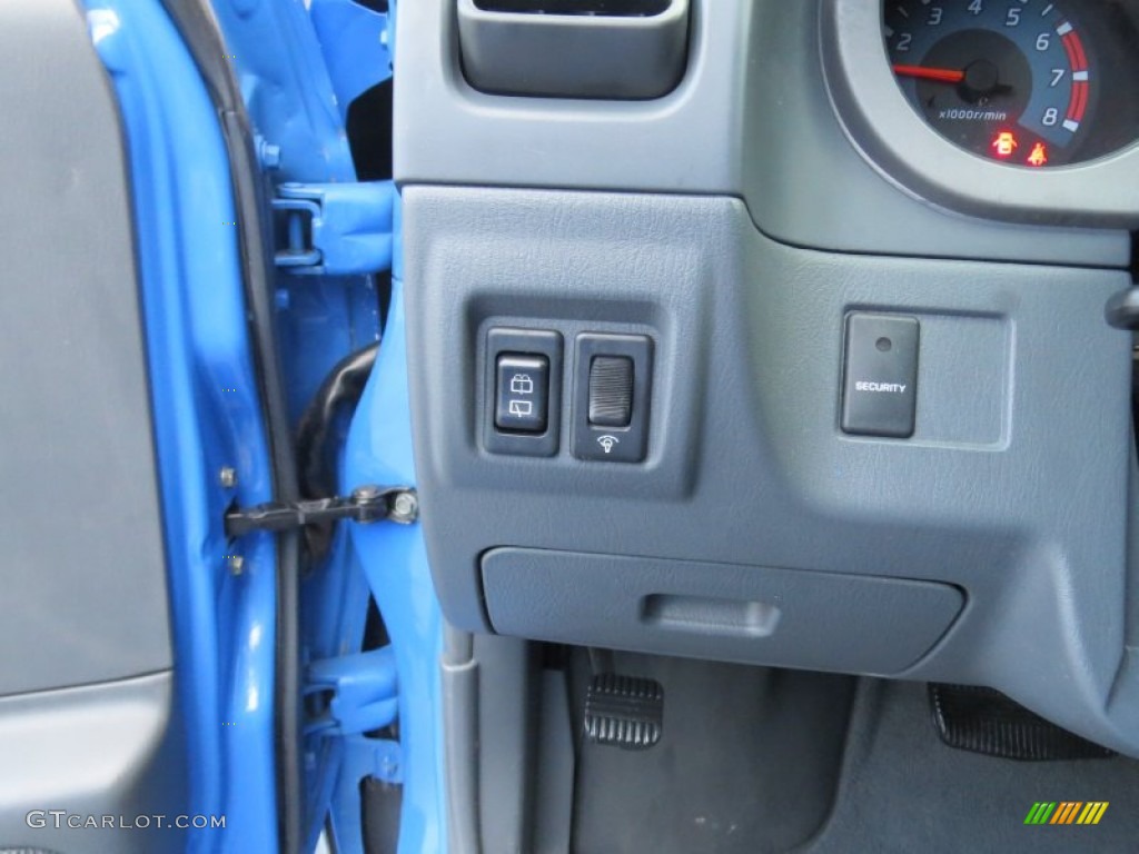 2002 Nissan Xterra SE V6 Controls Photos