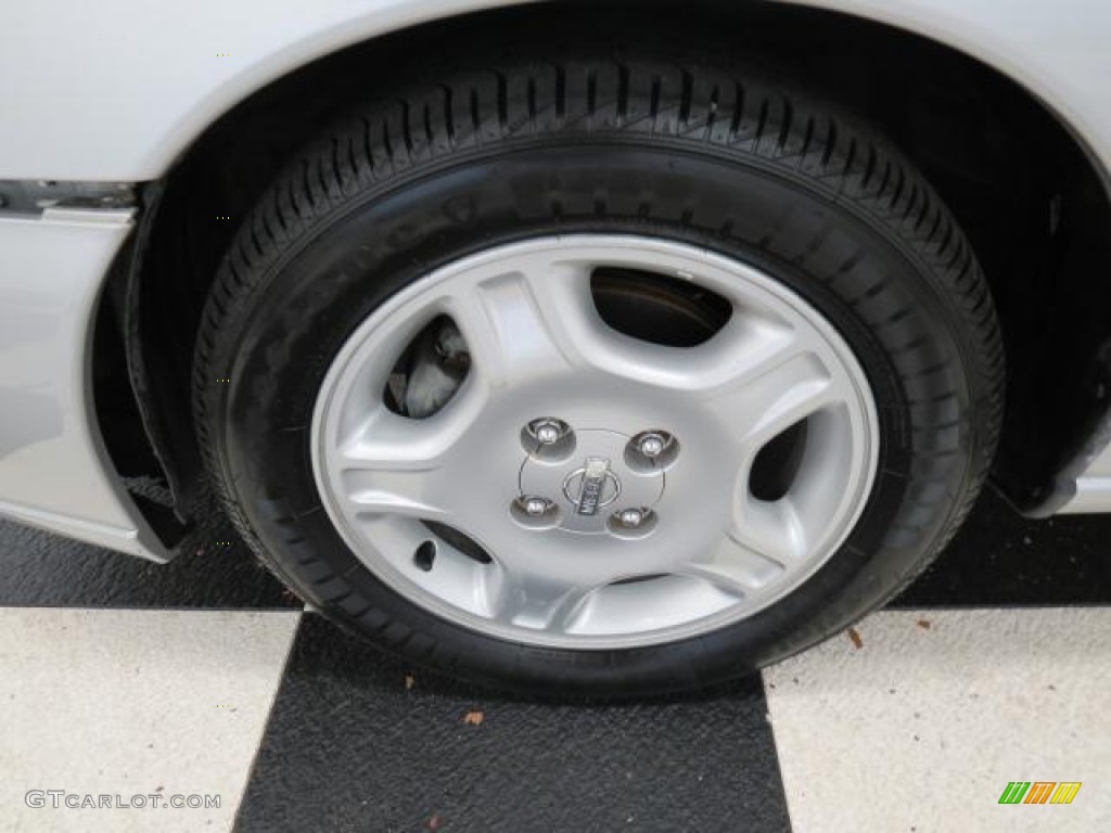 2000 Nissan Altima GXE Wheel Photos
