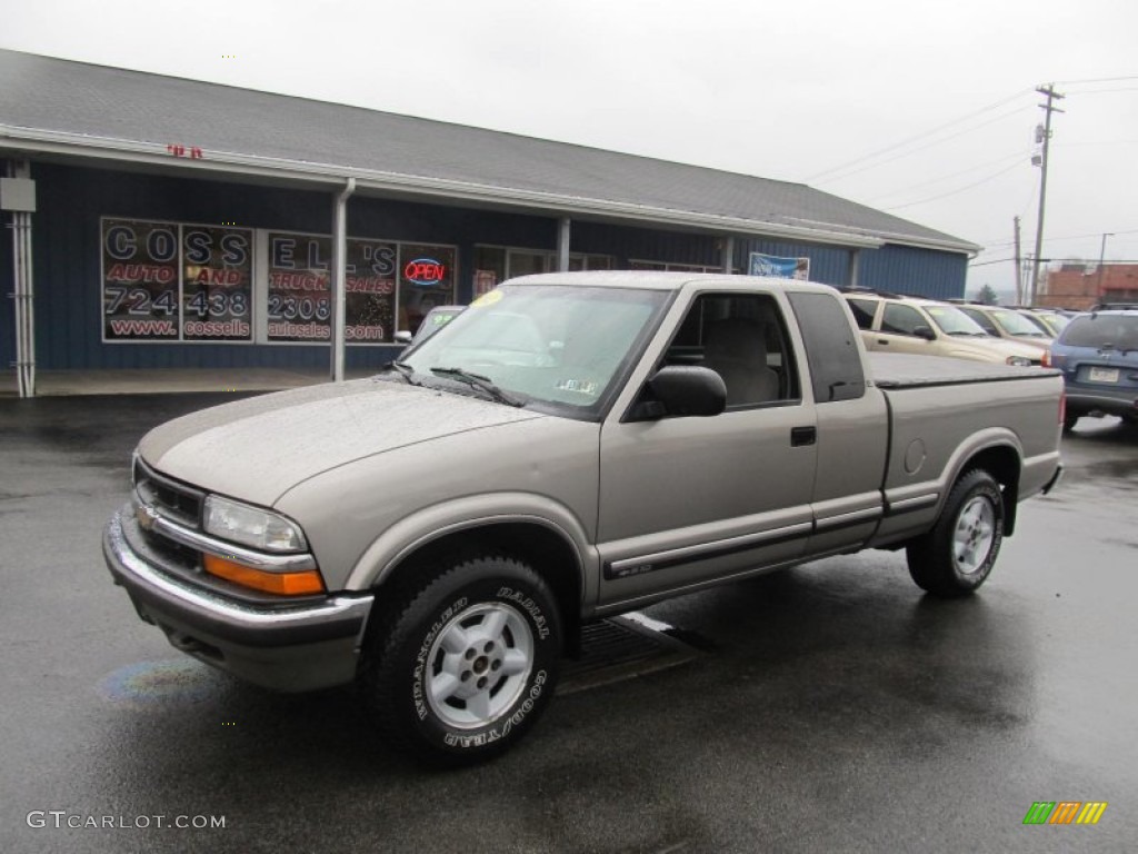 2002 S10 LS Extended Cab 4x4 - Light Pewter Metallic / Medium Gray photo #1