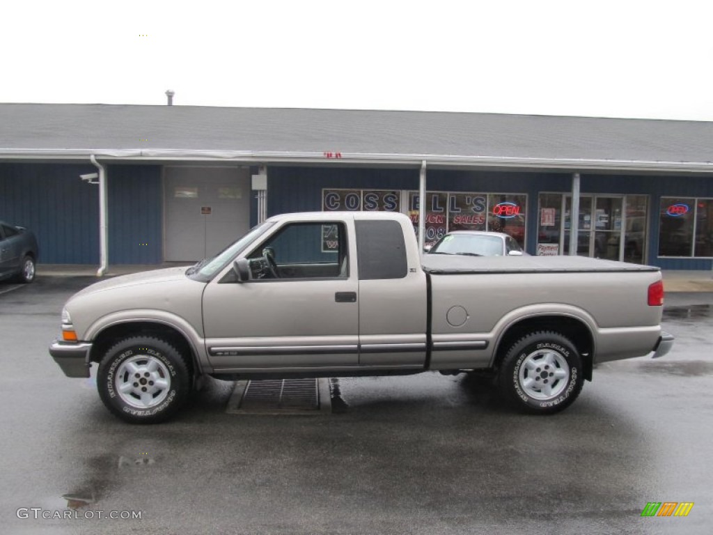 2002 S10 LS Extended Cab 4x4 - Light Pewter Metallic / Medium Gray photo #2