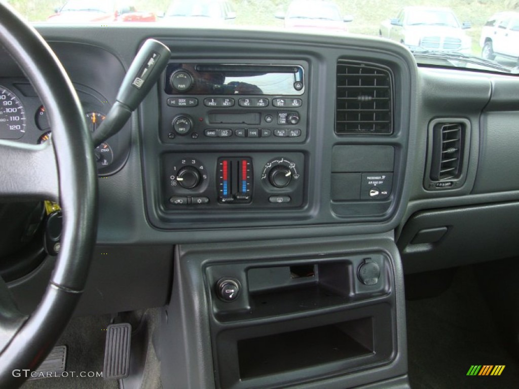 2005 Chevrolet Silverado 2500HD LS Extended Cab Controls Photo #74008371