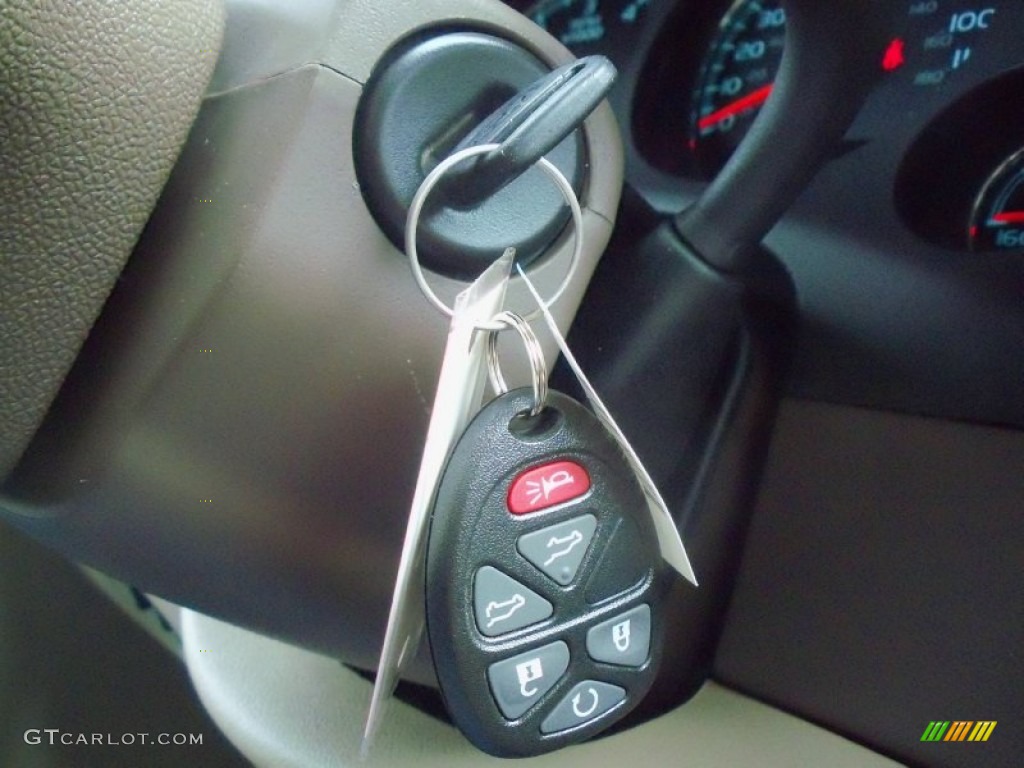 2013 Chevrolet Suburban 2500 LT Keys Photos