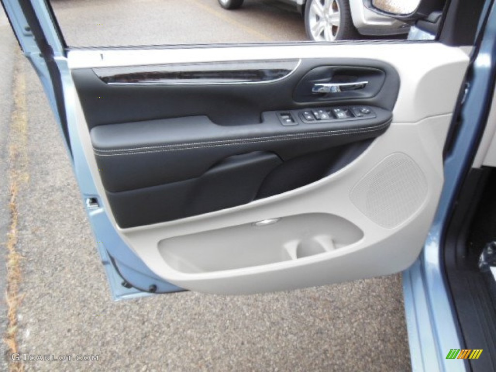 2013 Town & Country Touring - Crystal Blue Pearl / Black/Light Graystone photo #12