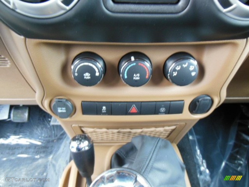 2013 Wrangler Rubicon 4x4 - Commando Green / Black photo #16