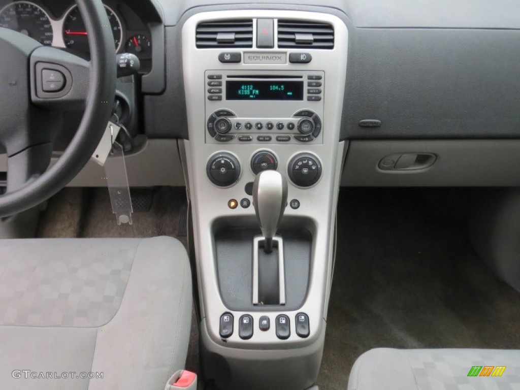 2006 Chevrolet Equinox LT Controls Photo #74035107