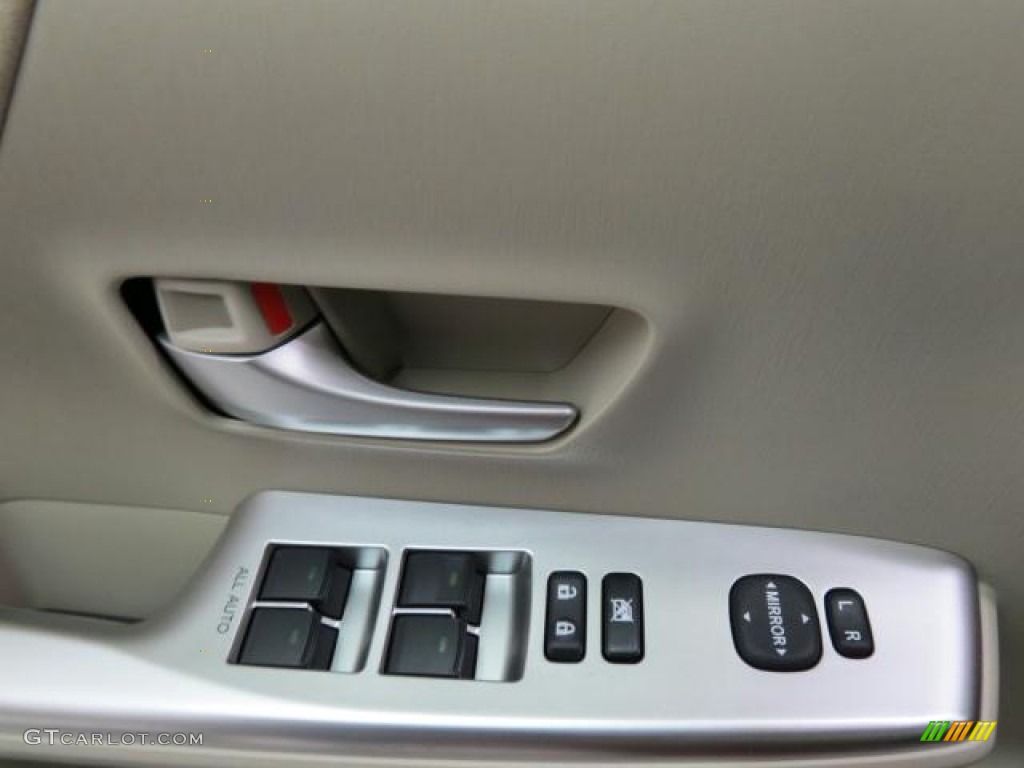 2013 Toyota Prius v Three Hybrid Controls Photo #74042747