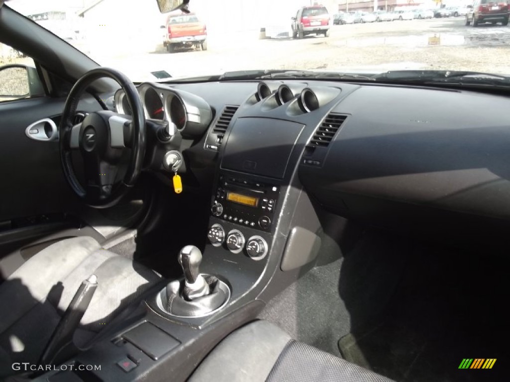 2004 Nissan 350Z Coupe Carbon Black Dashboard Photo #74049740